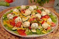 Фото к рецепту: Овощной салат с оливками и шариками из сыра фета