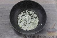 Фото приготовления рецепта: Рис с овощами и стручковой фасолью, на сковороде - шаг №2