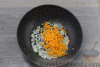 Фото приготовления рецепта: Рис с овощами и стручковой фасолью, на сковороде - шаг №3