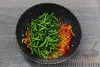 Фото приготовления рецепта: Рис с овощами и стручковой фасолью, на сковороде - шаг №6