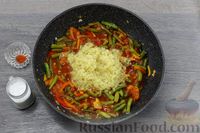 Фото приготовления рецепта: Рис с овощами и стручковой фасолью, на сковороде - шаг №11