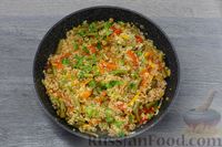 Фото приготовления рецепта: Рис с овощами и стручковой фасолью, на сковороде - шаг №13