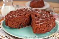 Фото к рецепту: Шоколадный пирог на варенье и сметане, с орехами и изюмом
