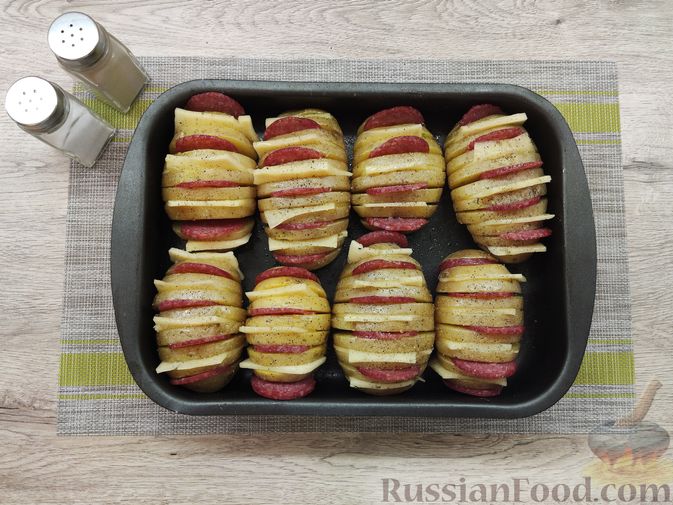 Картофель, запеченный в духовке с колбаской | Волшебная malino-v.ru