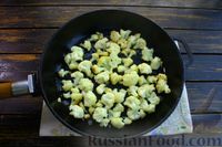 Фото приготовления рецепта: Омлет с цветной капустой и плавленым сыром - шаг №4