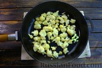 Фото приготовления рецепта: Омлет с цветной капустой и плавленым сыром - шаг №10