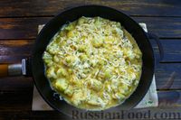 Фото приготовления рецепта: Омлет с цветной капустой и плавленым сыром - шаг №12