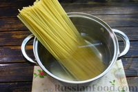 Фото приготовления рецепта: Спагетти в сырно-сливочном соусе - шаг №2