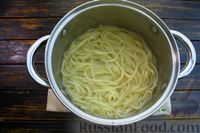 Фото приготовления рецепта: Спагетти в сырно-сливочном соусе - шаг №4