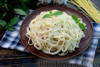 Фото приготовления рецепта: Спагетти в сырно-сливочном соусе - шаг №11