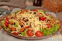 Фото к рецепту: Овощной салат с мидиями и сыром