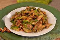 Фото к рецепту: Салат из жареных кабачков с орехами и зеленью