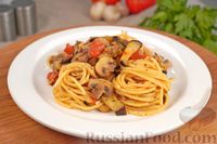 Фото к рецепту: Спагетти с баклажанами, грибами и помидорами