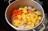 Фото приготовления рецепта: Жаркое из свинины с баклажанами, картофелем и сладким перцем - шаг №5