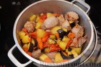 Фото приготовления рецепта: Жаркое из свинины с баклажанами, картофелем и сладким перцем - шаг №7