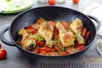 Фото к рецепту: Куриные ножки, запечённые с колбасками и овощами