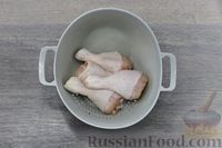 Фото приготовления рецепта: Куриные ножки, запечённые с колбасками и овощами - шаг №2