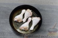 Фото приготовления рецепта: Куриные ножки, запечённые с колбасками и овощами - шаг №3