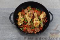 Фото приготовления рецепта: Куриные ножки, запечённые с колбасками и овощами - шаг №12