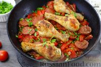 Фото приготовления рецепта: Куриные ножки, запечённые с колбасками и овощами - шаг №13