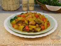Фото к рецепту: Жаркое из индейки с картошкой, баклажаном и маринованным огурцом