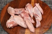 Фото приготовления рецепта: Куриные крылышки, запечённые в томатном маринаде с киви (в рукаве) - шаг №2