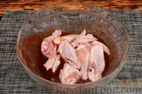 Фото приготовления рецепта: Куриные крылышки, запечённые в томатном маринаде с киви (в рукаве) - шаг №6