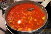 Фото приготовления рецепта: Мясные тефтели, тушенные в томатном соусе со сладким перцем - шаг №13