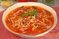 Фото к рецепту: Томатный суп с фасолью и кабачками