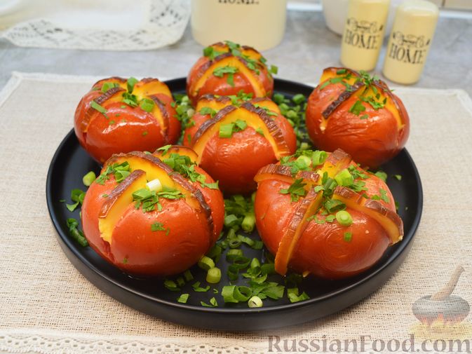 Салат из помидоров и огурцов с ореховым соусом