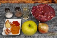 Фото приготовления рецепта: Куриная печень, тушенная с яблоками и карри - шаг №1