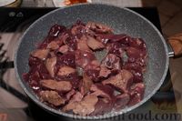 Фото приготовления рецепта: Куриная печень, тушенная с яблоками и карри - шаг №3