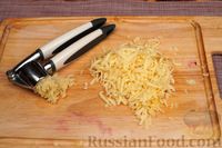 Фото приготовления рецепта: Мясные тефтели с яблоком и сыром, в томатном соусе - шаг №4