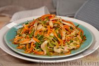 Фото к рецепту: Салат с кальмарами, морковью и огурцами, по-корейски