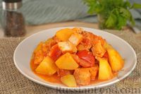 Фото к рецепту: Картошка, тушенная с рыбой и сладким перцем в томатном соусе