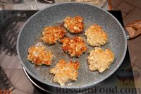 Фото приготовления рецепта: Рубленые куриные котлеты с брынзой и кефиром - шаг №8