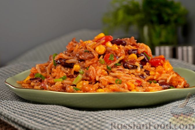 Рис с мясным фаршем и стручковой фасолью на сковороде