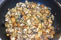 Фото приготовления рецепта: Пирожки-лодочки "Жюльен" с курицей и грибами - шаг №2
