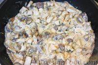 Фото приготовления рецепта: Пирожки-лодочки "Жюльен" с курицей и грибами - шаг №4