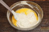 Фото приготовления рецепта: Заливной пирог с яйцом и укропом - шаг №10