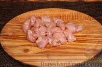 Фото приготовления рецепта: Азу из курицы с изюмом - шаг №3