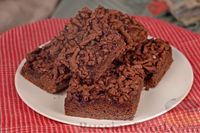 Фото к рецепту: Шоколадный тёртый пирог с вареньем