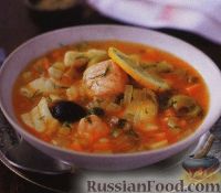 Фото к рецепту: Рыбный суп с оливками, солеными огурцами и каперсами