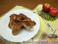 Фото к рецепту: Куриные крылышки, запеченные с яблоками