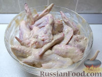 Фото приготовления рецепта: Куриные крылышки, запеченные с яблоками - шаг №4