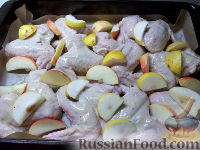 Фото приготовления рецепта: Куриные крылышки, запеченные с яблоками - шаг №7