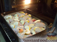 Фото приготовления рецепта: Куриные крылышки, запеченные с яблоками - шаг №8