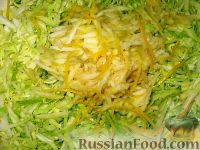Фото приготовления рецепта: Салат из капусты с яблоком и авокадо - шаг №2