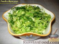 Фото приготовления рецепта: Салат из капусты с яблоком и авокадо - шаг №3
