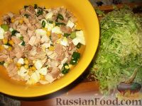 Фото приготовления рецепта: Салат с курицей и капустой - шаг №2